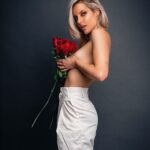 Tere Kuster Instagram – Con una rosa bastaba pero es que soy muy exagerada ❤️‍🔥 

Nuevo contenido para mi perfil 
Link en la bio 🔥 x @by.luifer