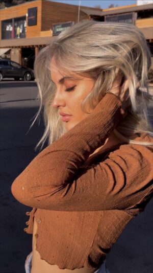 Tere Kuster Instagram - Mira quién Volvió, la blonda de @hc.concept 🖤
Es que puede más el color , esto es pura luz natural. 
QUE OPINNNAAAMOSSS?? 
•
Cada vez que nos volvemos a ver es como si nunca hubiera pasado el tiempo, porque siempre estamos conectados desde hace 6 años. 
Te adoro Mi niño mágico ✨
•
Pd: sólo dormí 3 horas , aprecien el color atómico de pelo, no mi cara 🐈‍⬛