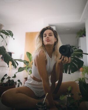 Tere Kuster Instagram - Cuando te levantas el domingo y tenés que regar tus cien plantas, but first beboteo 🪴🧉