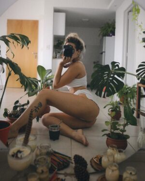Tere Kuster Instagram - Cuando te levantas el domingo y tenés que regar tus cien plantas, but first beboteo 🪴🧉