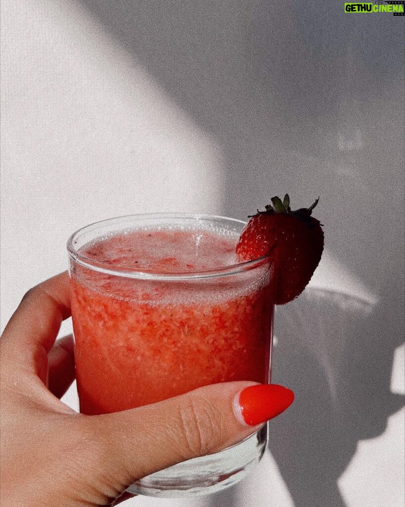 Tere Kuster Instagram - Un verano invencible 🍓