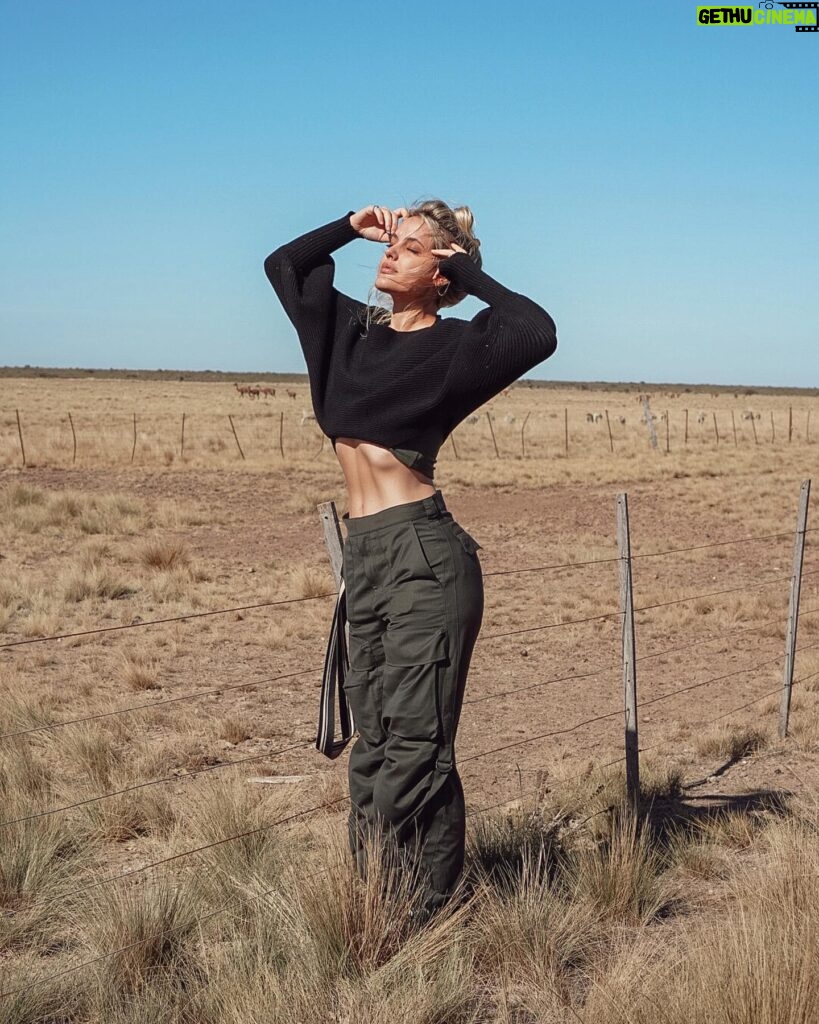 Tere Kuster Instagram - La reserva Natural Estancia San Lorenzo se encuentra dentro del área natural protegida Península Valdés a 160 km de la ciudad de Puerto Madryn, provincia de Chubut, Patagonia Argentina. Sobre sus costas hay una colonia de más de 600.000 pingüinos de Magallanes 🐧🖤