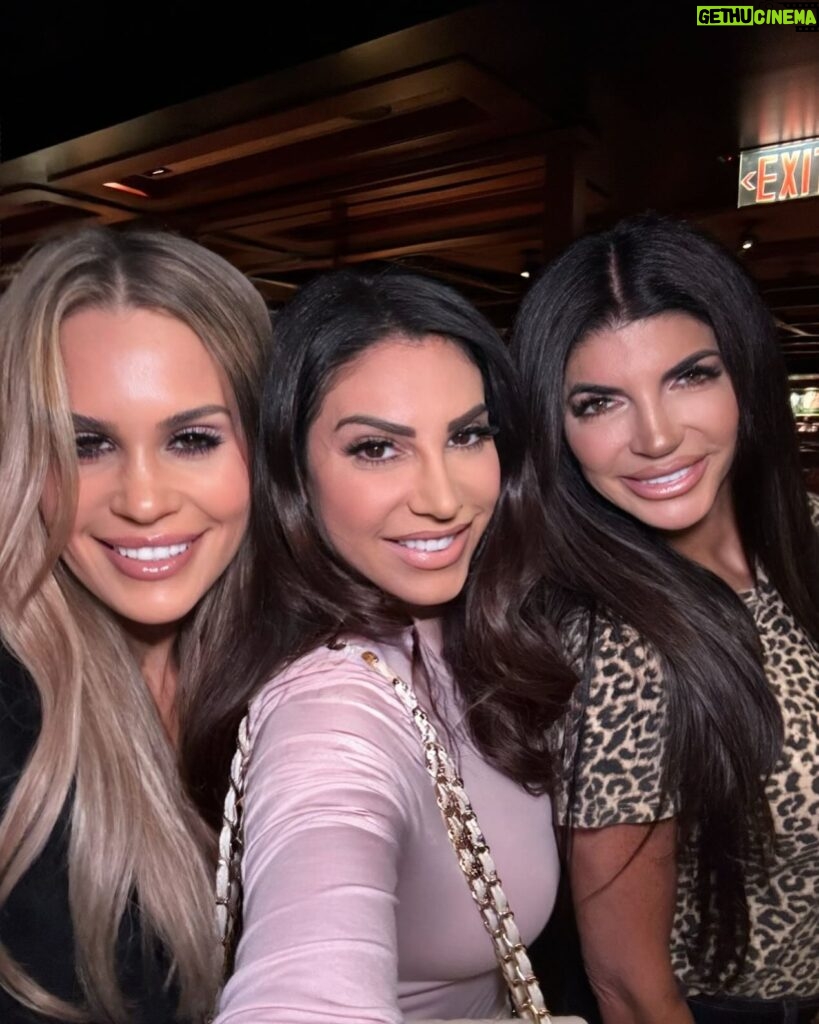 Teresa Giudice Instagram - Nothing better than a lunch with the girls💕💕 tune in RHONJ tomorrow night 8 PM EST! @bravotv