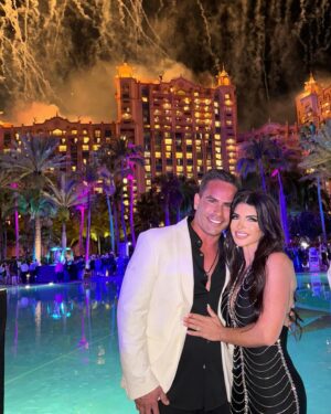 Teresa Giudice Instagram - Happy New Year 🎆 2024  #happynewyear #family #2024 #bahamas 🤍🖤