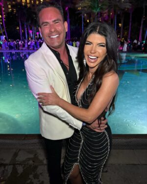 Teresa Giudice Instagram - Happy New Year 🎆 2024  #happynewyear #family #2024 #bahamas 🤍🖤