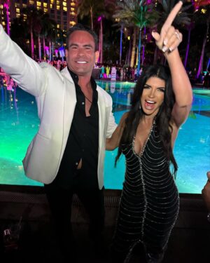 Teresa Giudice Instagram - Happy New Year 🎆 2024  #happynewyear #family #2024 #bahamas 🤍🖤