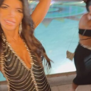Teresa Giudice Instagram - Happy New Year 🎆 2024  #happynewyear #family #2024 #bahamas 🤍🖤