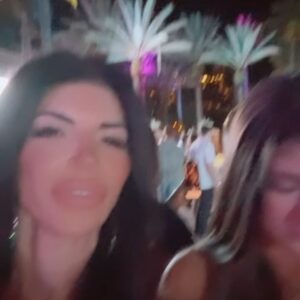 Teresa Giudice Instagram - Happy New Year 🎆 2024  #happynewyear #family #2024 #bahamas 🤍🖤