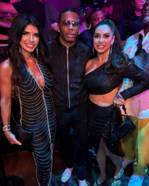 Teresa Giudice Instagram - Happy New Year 🎆 2024  #happynewyear #family #2024 #bahamas 🤍🖤