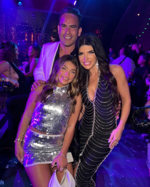 Teresa Giudice Instagram - Happy New Year 🎆 2024  #happynewyear #family #2024 #bahamas 🤍🖤