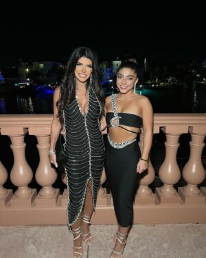 Teresa Giudice Instagram - Happy New Year 🎆 2024  #happynewyear #family #2024 #bahamas 🤍🖤
