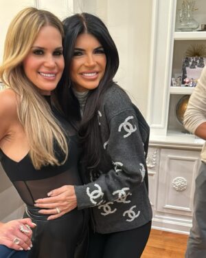 Teresa Giudice Instagram - Happy Holidays ❤️🎄🍾 #happyholidays #friends #couples
