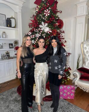 Teresa Giudice Instagram - Happy Holidays ❤️🎄🍾 #happyholidays #friends #couples