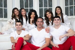 Teresa Giudice Instagram - Happy Holidays from our family to yours! Wishing you all nothing but love, happiness, and health. Hoping everyone has a blessed New Year!❤️❤️

Photographer: Angie Lopez @creationsphotographybyangie