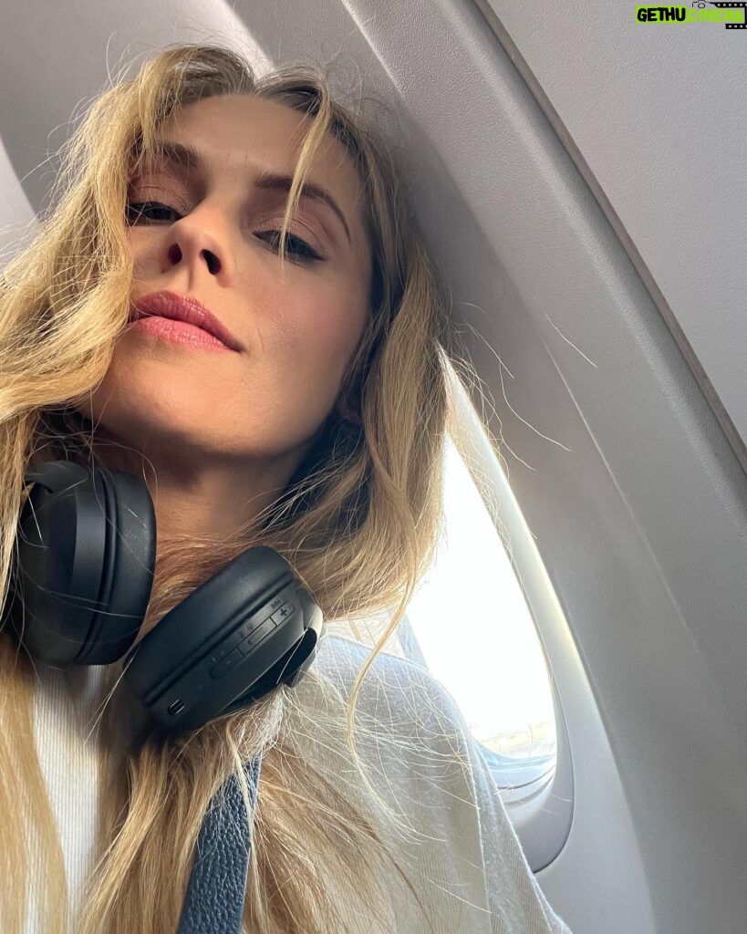 Teresa Palmer Instagram - Coming home babies.. only two more days left of work on The Last Anniversary, working with the best of the best @brunapapandrea @jodimatterson @nicolekidman @persaari @shutensky @i_am_polson #lianemoriarty #workingmum #flyinflyout✈️✈️✈️ what a ride so far! @binge @madeupstories @blossomfilms @fifthseason