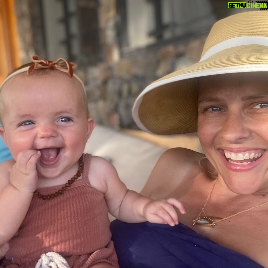 Teresa Palmer Instagram - A new episode of @themotherdazepodcast is up and in this weeks “Ask Us Anything” we talk postpartum bodies, pressure “to get our bodies back”, our relationship with our bodies now, parenting triggers (and how we work through them), nutrition, @lovewell.earth, and #twinbirth thanks for the awesome questions Dazeys 🌻🌻🌻 link in bio or my stories or find wherever you get your poddys. #motherhood #postpartumbody #postpartum