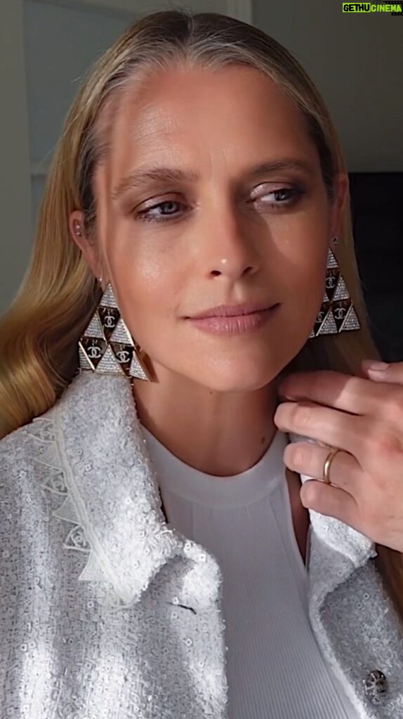 Teresa Palmer Instagram - T E R E S A • P A L M E R 🇦🇺 Hazy taupe shimmering champagne tones with sunkissed golden skin on #teresapalmer for the premiere of #thefallguy tonight in LA ✨ Style @annabelleharron @chanelofficial Hair @hairbyjohnd Makeup by me #jobakermakeupartist using @platedskinscience on skin … @welovecoco @chanel.beauty on eyes and lips with some #tarantulash mascara @bakeupbeauty with some gorgeous @victoriabeckhambeauty pearlescent cream hilighter on cheek bones , eye lids and bridge of nose for a supreme lux sheen of gorgeousness !! ✨ #makeup #makeupartist #beauty #ozzy #style #makeuptutorial #makeupreels #makeupaddict #makeuplover #sunkissed #golden #beauty #beautybloggers #makeuplook #welovecoco #makeuptransformation #makeupartistsworldwide