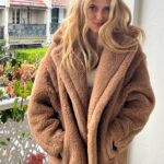 Teresa Palmer Instagram - Cosy cuddles ✨ Celebrating ten years of the iconic Teddy Coat with my mini me. @maxmara #MaxMara #TeddyTen #noaninalsharmedinthemaking