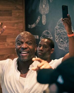 Terry Crews Instagram - Sim! É ele mesmo comendo o famoso sanduíche de mortadela do Mercadão! 🤩

Nosso eterno Latrell e Julius!

Thank you for coming, @terrycrews!
And when will you come here, @thevincentmartella?

Se o Terry não resistiu, ninguém pode deixar de comer o sanduíche do mortadela do @bardomane!

#Mercadao #MercadaoSP #TerryCrews