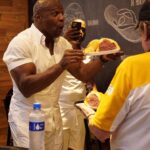 Terry Crews Instagram - Sim! É ele mesmo comendo o famoso sanduíche de mortadela do Mercadão! 🤩 Nosso eterno Latrell e Julius! Thank you for coming, @terrycrews! And when will you come here, @thevincentmartella? Se o Terry não resistiu, ninguém pode deixar de comer o sanduíche do mortadela do @bardomane! #Mercadao #MercadaoSP #TerryCrews