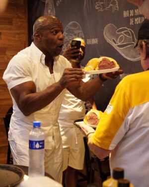 Terry Crews Instagram - Sim! É ele mesmo comendo o famoso sanduíche de mortadela do Mercadão! 🤩

Nosso eterno Latrell e Julius!

Thank you for coming, @terrycrews!
And when will you come here, @thevincentmartella?

Se o Terry não resistiu, ninguém pode deixar de comer o sanduíche do mortadela do @bardomane!

#Mercadao #MercadaoSP #TerryCrews