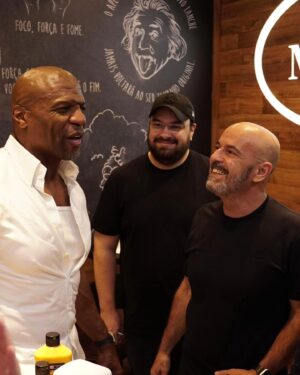 Terry Crews Instagram - Sim! É ele mesmo comendo o famoso sanduíche de mortadela do Mercadão! 🤩

Nosso eterno Latrell e Julius!

Thank you for coming, @terrycrews!
And when will you come here, @thevincentmartella?

Se o Terry não resistiu, ninguém pode deixar de comer o sanduíche do mortadela do @bardomane!

#Mercadao #MercadaoSP #TerryCrews
