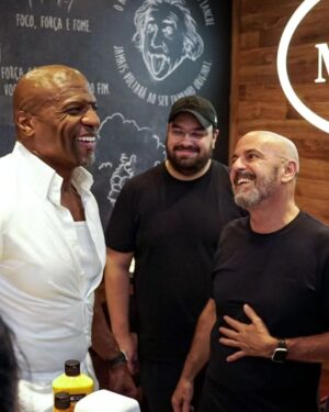 Terry Crews Instagram - Sim! É ele mesmo comendo o famoso sanduíche de mortadela do Mercadão! 🤩

Nosso eterno Latrell e Julius!

Thank you for coming, @terrycrews!
And when will you come here, @thevincentmartella?

Se o Terry não resistiu, ninguém pode deixar de comer o sanduíche do mortadela do @bardomane!

#Mercadao #MercadaoSP #TerryCrews