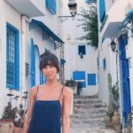Tess Masazza Instagram - Sidi Bou Said 2023 vs 1991 Sono tornata nella piccola città dove ho vissuto per diversi anni della mia infanzia. Un piccolo gioiello vicino a Cartagine dove regna la pace e le strade profumano di gelsomino. Sono stati anni felici, tanto felici.