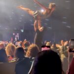 Tess Masazza Instagram - E così si chiude una delle esperienze più belle della mia vita. Abbiamo riso da sentirsi male, abbiamo pianto, ballato, cantato, viaggiato. Ma soprattutto ci siamo supportati l’un l’altro. Siete meravigliosi, pieni di talento. Il mio primo ringraziamento va a voi. Pubblico a dir poco fantastico, caloroso, attento. Grazie @federicomaria.galante per essere quello che sei, protettivo e pieno di passione. Grazie @erika.dambrosio per la tua contagiosa gioia di vivere, la tua serenità. Grazie @la_smorra per la tua dolcezza, la tua generosità. Grazie @vivoconcerti, @clementezard e @andrearitrovato per l’opportunità e per averci fatto sentire a casa. Grazie @elena.olivieri per averci accompagnato in questa avventura regalandoci supporto e risate contagiose. Grazie @newcomgmt e @nicvecchiotti per supportarmi sempre. Grazie @augustofornari1 per aver messo in piedi questo spettacolo con eleganza. Ad @enricozaccheo per aver tirato fuori il meglio di noi attori. Grazie a @giulia.magda.martinez e @sofia__petra per aver scritto insieme a me la sceneggiatura rendendo possibile quello che sembrava impossibile. Grazie ad Erika, Francesca, Max, Giorgio, Marco, Pif, Matteo, Nadira e tutti i professionisti che hanno collaborato al progetto in questi ultimi anni. E grazie a @valefacchi per averlo promosso (e per le sue risate). Vi voglio bene ❤️