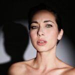 Tess Masazza Instagram - Che faccio? Taglio corto? (Nella foto ho i capelli raccolti all'indietro). Foto di @lucia.iuorio Post @luca.retouching MuA @valentinaiuorio @studio.lu_roma