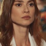Thaila Ayala Instagram - #FAMÍLIAÉTUDO 📺 Além de inventar uma gravidez pra enganar Júpiter, Elisa passou de todos os limites e ofendeu Lupita 😢