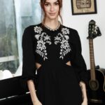 Thaila Ayala Instagram - Quem mais amou as roupas que usei na campanha de Dia das Mães da @riachuelo? Vocês sabem sou apaixonada com peças que oferecem conforto e estilo de uma vez só, né? E os esses looks estão lindos 🥰 Arrasta para o lado e confira alguns ✨ Aproveita e garante o presente da sua mãe com a Riachuelo porque tem peças incríveis que ela vai amar, a partir de R$29,90 😍 A campanha tá tudo de bom! 💘 #diadasmaes #presentediadasmaes #belezafeminina #DiaDasMaesRiachuelo *publi