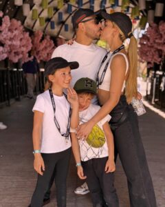 Thalí García Instagram - Family first. 😍💜❤️‍🔥 Extrañaba demasiado esto. @sixflagsmexico nuestro plan favorito siempre! Los amo tesoros. @felipeaguilardulce @soynataliaromero @andresaguilargarcia #love #family #goals #funday #sixflags #weekend