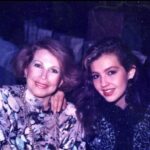 Thalía Instagram - Es increíble como a pesar del paso del tiempo, sigues más presente que nunca. Es inevitable que cuando tengo una alegría o algo bello que quiero compartir, lo primero primero que hago es agarrar mi teléfono y tratar de llamarte. Cada semana trato por instinto de mandarte alguna foto divertida, o de comentarte alguna locura que se me ocurrió, y cada semana me doy de frente contra la pared de la distancia, y de la realidad de que ya no estás aquí tangible. Madre mía, fuiste la mejor y sembraste en mí solo amor, fortaleza, determinación, constancia, amor por la vida, pero sobre todo, la fe en Dios que es mi brújula en este planeta. Yo sé que estás feliz gozándote en un lugar hermoso cerca de Él y hasta allá te mando un beso y un abrazo, y quiero que sepas que te agradezco enormemente todo lo que hiciste con las herramientas que tuviste para hacerme la mujer que soy hoy día. 💕 ¡Te amo madre mía! ¡Feliz día! Te celebro con mi corazón.