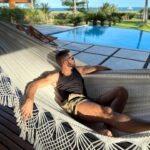 Thales Bretas Instagram - Sem filtro no paraíso! Dias maravilhosos em família na @casadatrindademamucabinhas ! Que lugar lindo! Mar quentinho, pessoal acolhedor… Recarregando as energias e vivendo momentos que vão ficar na memória pra sempre! Esse é um dos meus cantinhos favoritos… Obrigado Deus! Obrigado Pernambuco! 📸 @tamarabretas.photography