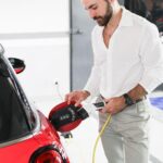 Thales Bretas Instagram – O carregamento do MINI Cooper S E 100% elétrico é muito prático. Com uma rotina parecida com a de um celular, eu acabo carregando ele ao chegar em casa no fim do dia, mas nem precisa de muito tempo não, em 2h30 ele carrega já tem 80% da bateria carregada, incrível, né? E existem vários pontos de carregamento, então ficou fácil carregar pela cidade também. #MINICooperSE #MINIBrasil #MINIElectric @MINIbrasil