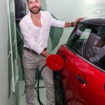 Thales Bretas Instagram – O carregamento do MINI Cooper S E 100% elétrico é muito prático. Com uma rotina parecida com a de um celular, eu acabo carregando ele ao chegar em casa no fim do dia, mas nem precisa de muito tempo não, em 2h30 ele carrega já tem 80% da bateria carregada, incrível, né? E existem vários pontos de carregamento, então ficou fácil carregar pela cidade também. #MINICooperSE #MINIBrasil #MINIElectric @MINIbrasil