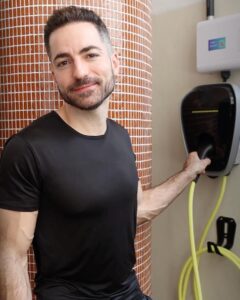 Thales Bretas Instagram - O carregamento do MINI Cooper S E 100% elétrico é muito prático. Com uma rotina parecida com a de um celular, eu acabo carregando ele ao chegar em casa no fim do dia, mas nem precisa de muito tempo não, em 2h30 ele carrega já tem 80% da bateria carregada, incrível, né? E existem vários pontos de carregamento, então ficou fácil carregar pela cidade também. #MINICooperSE #MINIBrasil #MINIElectric @MINIbrasil