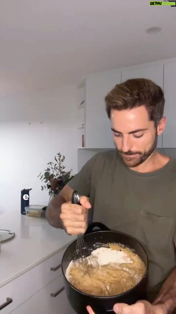 Thales Bretas Instagram - Uma receita deliciosa dessas a gente não perde! Bolo de banana saudável que as crianças devoraram por aqui 🫶🏻🥮🍌 quem mais curtiu? E quando fizer não esquece de me marcar 👀 INGREDIENTES - 4 banana maduras - 3 ovos - 1 xic (chá) de uva passas - 1/2 xic (chá) de óleo de coco - Pitada de sal - 2 xic (chá) de farelo de aveia - 1 colher (sopa) fermento em pó - 1/2 colher (sopa) canela em pó - Nozes pecan - ⁠baunilha CALDA - pasta de amendoim - Mel ps: peguei essa dica com @jarllesgois