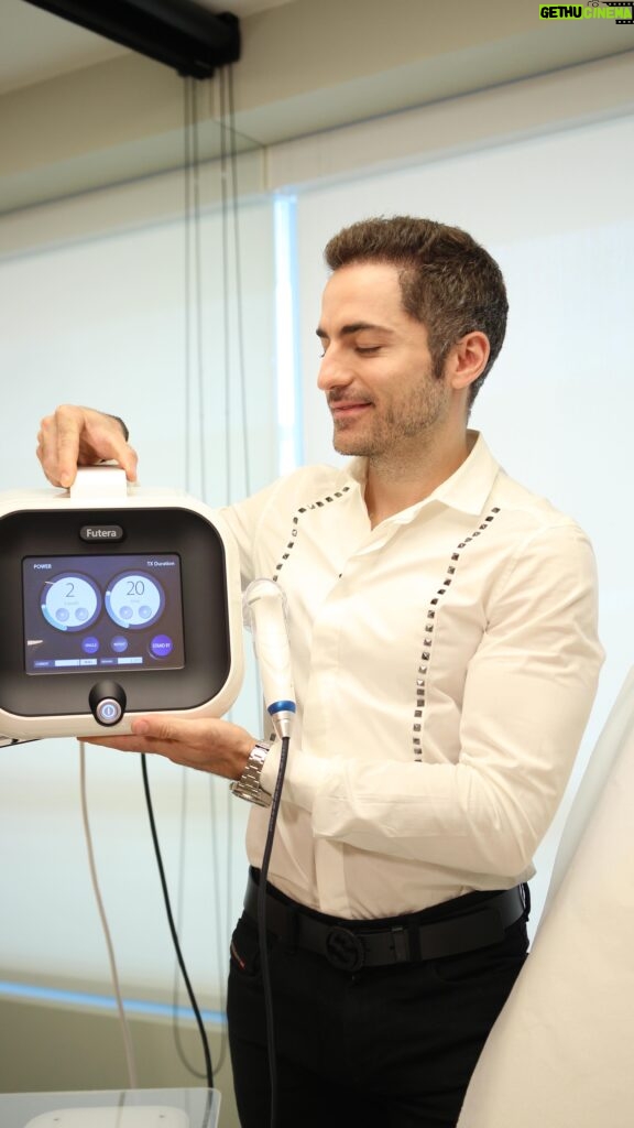 Thales Bretas Instagram - Hoje vou contar pra vocês sobre o lançamento Futera! Um equipamento que é usado para realizar vários dos procedimentos aqui na @clinica.bretas.