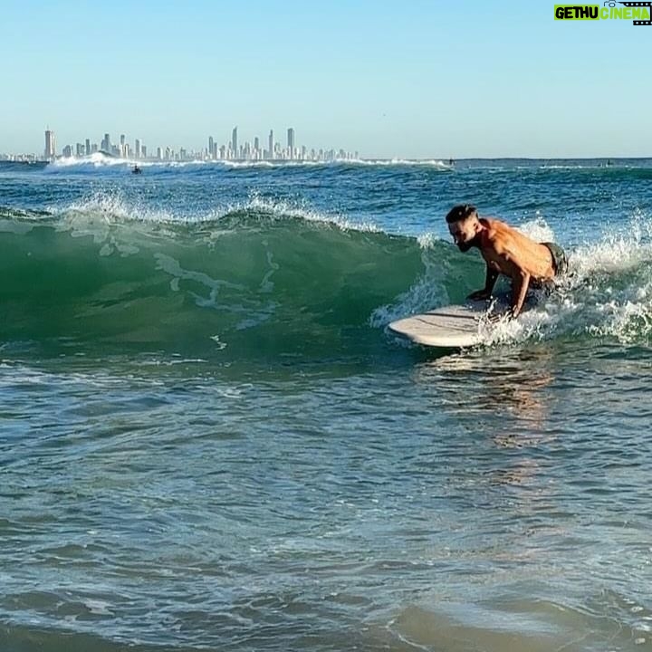 Thales Bretas Instagram - Bom dia Austrália, boa noite Brasil! Começando o dia me divertindo um pouco com @tamarabretas PS: sim, minha prancha é beeeem maior q eu! 🤷🏼‍♂️🙇🏼‍♂️