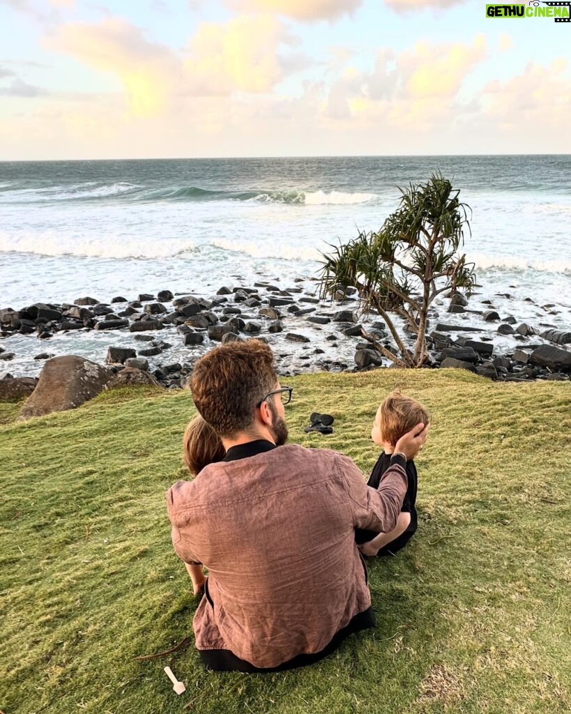 Thales Bretas Instagram - Paz… Pra começar a semana energizado pela força da natureza! E a emoção das ondas revirando nosso oceano.