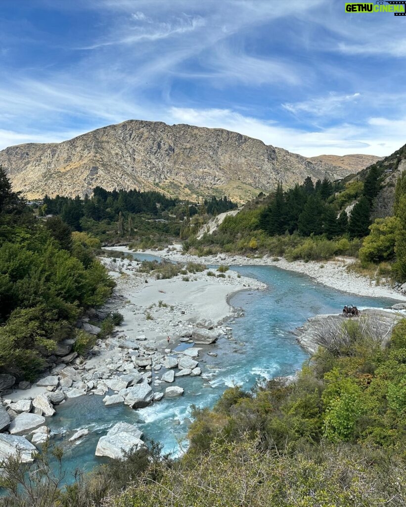 Thales Bretas Instagram - Pulinho em Queenstown, na Nova Zelândia, mto surpreendente! Trilhas lindas, paisagem, lago azul, cachoeiras, vinícolas… e até uma nevinha eterna no glaciar. Amei. Quero voltar…