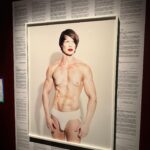 Thales Bretas Instagram – The Cult Of Beauty: Uma exposição maravilhosa que está acontecendo em Londres e eu AMEI ter ido. Essa exposição está no @wellcomecollection até abril de 2024 e conta a história da beleza ao longo do tempo. Eu como dermatologista pude ver algumas curiosidades impressionantes, como um protetor solar natural, feito antigamente (foto 2), maquiagens e instrumentos de beleza usados ao longo dos séculos, a evolução dos cosméticos e dos procedimentos… Tinha até uma homenagem ao Dr. Ivo Pitanguy pelo legado que deixou na cirurgia plástica pro mundo! E, por fim, uma reflexão dos filtros, da busca incessante por belezas inalcançáveis e o impacto da internet em tudo isso. Muito interessante, recomendo!