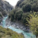 Thales Bretas Instagram – Pulinho em Queenstown, na Nova Zelândia, mto surpreendente! Trilhas lindas, paisagem, lago azul, cachoeiras, vinícolas… e até uma nevinha eterna no glaciar. Amei. Quero voltar…