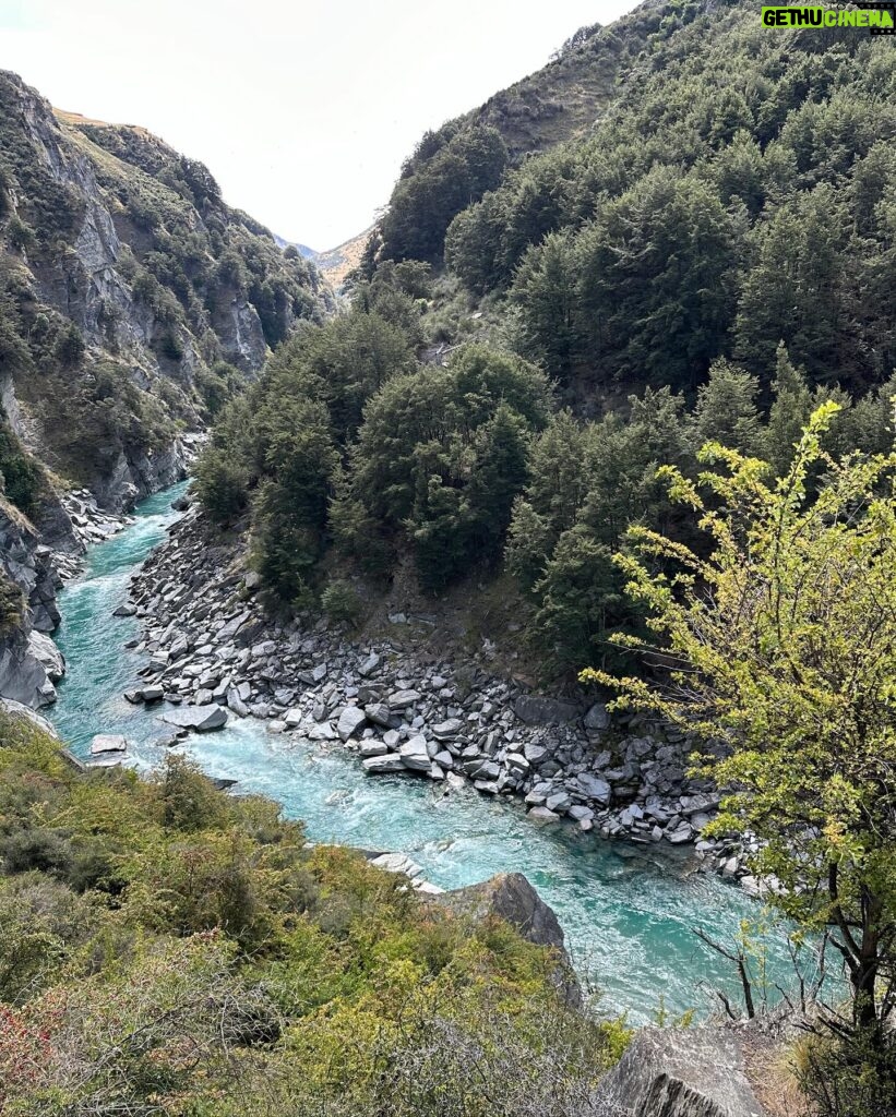 Thales Bretas Instagram - Pulinho em Queenstown, na Nova Zelândia, mto surpreendente! Trilhas lindas, paisagem, lago azul, cachoeiras, vinícolas… e até uma nevinha eterna no glaciar. Amei. Quero voltar…