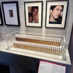 Thales Bretas Instagram – The Cult Of Beauty: Uma exposição maravilhosa que está acontecendo em Londres e eu AMEI ter ido. Essa exposição está no @wellcomecollection até abril de 2024 e conta a história da beleza ao longo do tempo. Eu como dermatologista pude ver algumas curiosidades impressionantes, como um protetor solar natural, feito antigamente (foto 2), maquiagens e instrumentos de beleza usados ao longo dos séculos, a evolução dos cosméticos e dos procedimentos… Tinha até uma homenagem ao Dr. Ivo Pitanguy pelo legado que deixou na cirurgia plástica pro mundo! E, por fim, uma reflexão dos filtros, da busca incessante por belezas inalcançáveis e o impacto da internet em tudo isso. Muito interessante, recomendo!