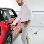 Thales Bretas Instagram – O carregamento do MINI Cooper S E 100% elétrico é muito prático. Com uma rotina parecida com a de um celular, eu acabo carregando ele ao chegar em casa no fim do dia, mas nem precisa de muito tempo não, em 2h30 ele carrega já tem 80% da bateria carregada, incrível, né? E existem vários pontos de carregamento, então ficou fácil carregar pela cidade também. #MINICooperSE #MINIBrasil #MINIElectric @MINIbrasil