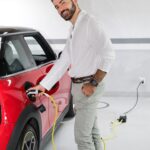 Thales Bretas Instagram – O carregamento do MINI Cooper S E 100% elétrico é muito prático. Com uma rotina parecida com a de um celular, eu acabo carregando ele ao chegar em casa no fim do dia, mas nem precisa de muito tempo não, em 2h30 ele carrega já tem 80% da bateria carregada, incrível, né? E existem vários pontos de carregamento, então ficou fácil carregar pela cidade também. #MINICooperSE #MINIBrasil #MINIElectric @MINIbrasil