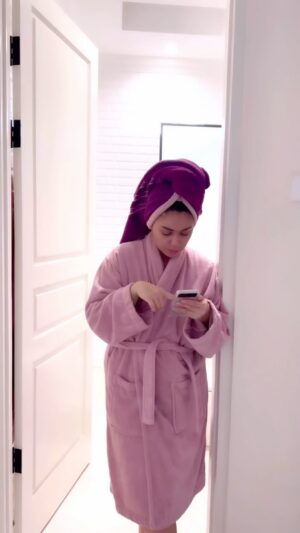 Thalita Latief Instagram - Mencari inspirasi terbaiiiiiqqque buat baju lebaran yg bisa couple-an sm anak/pasangan/keluarga tuh susah” gampang krn aku cukup picky untuk urusan baju lebaran, harus yg nyaman pastinya utk dipakai dan tentunya harus terlihat keren dong… 
•
Aku udah menjadi loyal customer bertahun” 
dan selalu puasss sm baju”nya 😇😘
•
Nonton sampai habis yaaa..
pasti langsung pengen kepoin ig nya @kepompong.kupukupu 
Dan jangan kaget ya guys krn promonya juga banyakkkk 😍
•
Pokonya kak @ria.atelier da bestttt 🤩👌🏼
•
#ramadhankareem